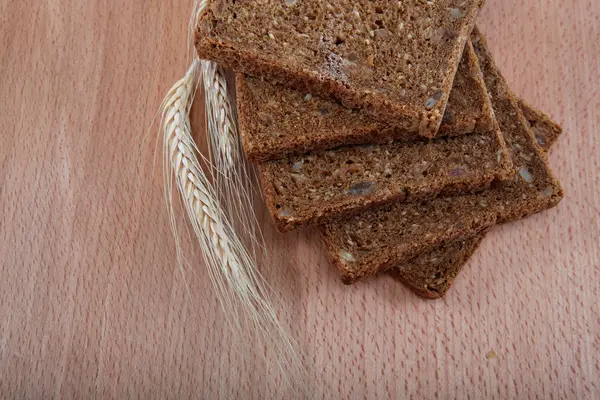 Färskt bröd isolerad på ett träbord. — Stockfoto