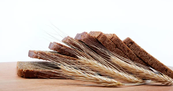 Frisches Brot isoliert auf einem Holztisch. — Stockfoto