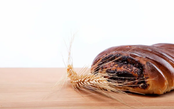 Strudel con semi di papavero su un tavolo di legno . — Foto Stock