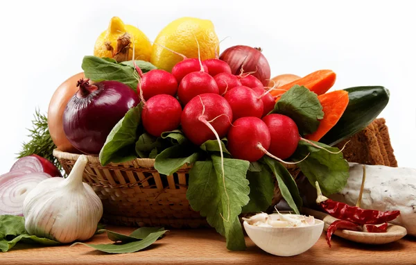 Gesunde Ernährung. frisches Gemüse und Obst auf einem Holzbrett. — Stockfoto