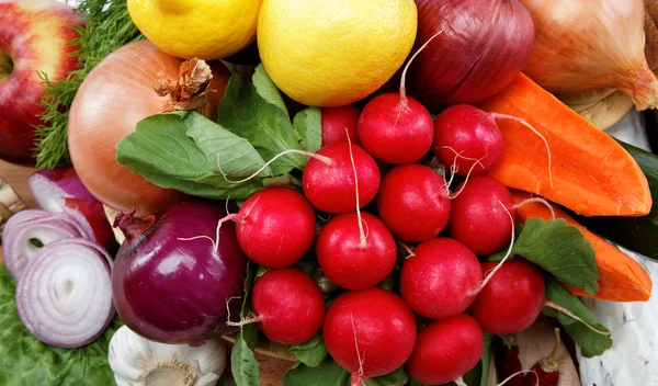 Здорова їжа. Свіжі овочі та фрукти . — стокове фото