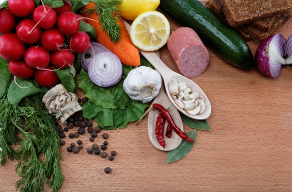 Здорова їжа. Свіжі овочі та фрукти на дерев'яному столі . — стокове фото