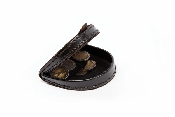 Schwarze Geldbörse mit Metallmünzen auf weißem Hintergrund. — Stockfoto