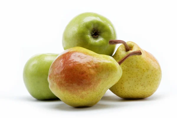 Груши и яблоко изолированы на белом фоне — стоковое фото