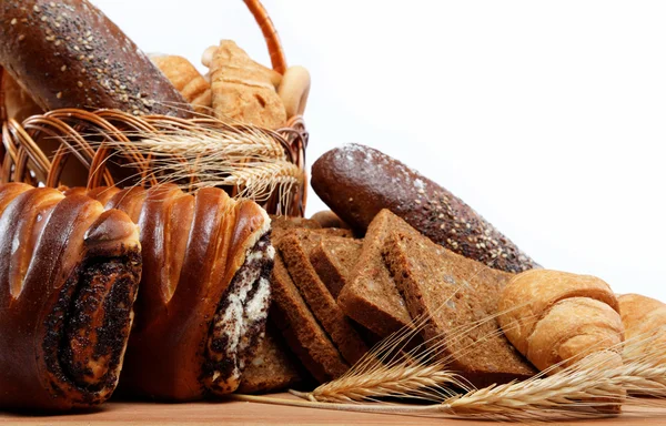 Velké množství chleba, Zátiší izolovat na bílém pozadí — Stock fotografie
