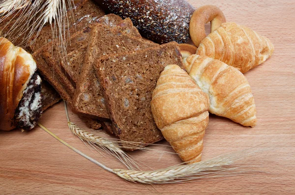Большой выбор хлеба, натюрморт изолировать на белом фоне — стоковое фото