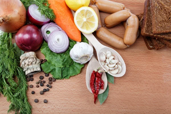 Gesunde Ernährung. frisches Gemüse und Obst auf einem Holztisch. — Stockfoto