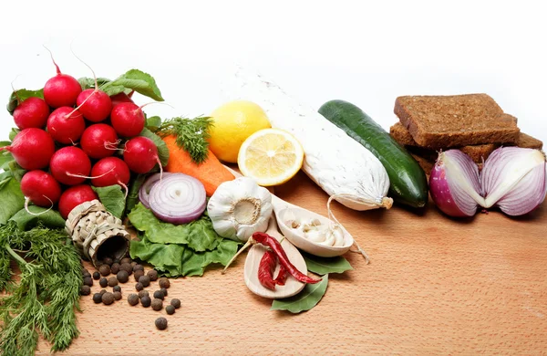 Gezonde voeding. verse groenten en fruit op een houten tafel. — Stockfoto