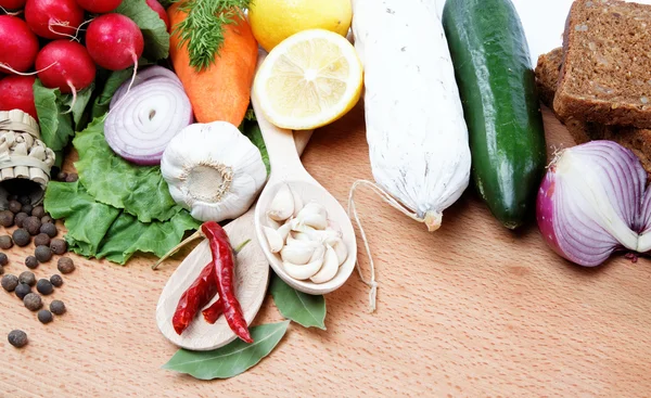 健康食品。新鮮な野菜と果物木製のテーブル. — ストック写真