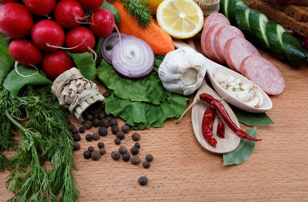 건강 한 음식입니다. 신선한 야채와 과일 나무 테이블에. — 스톡 사진