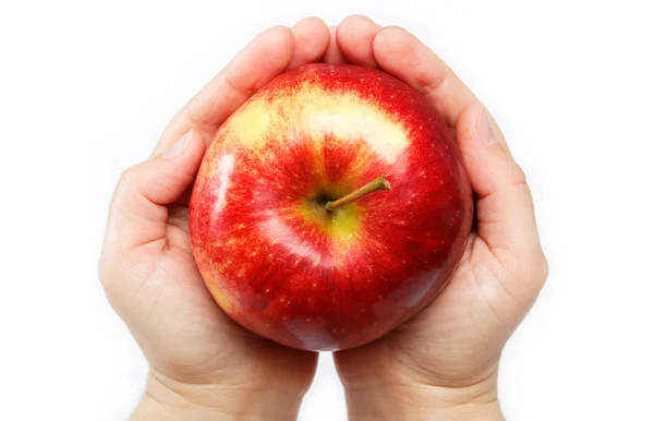Frauenhände mit einem Apfel auf weißem Hintergrund. — Stockfoto