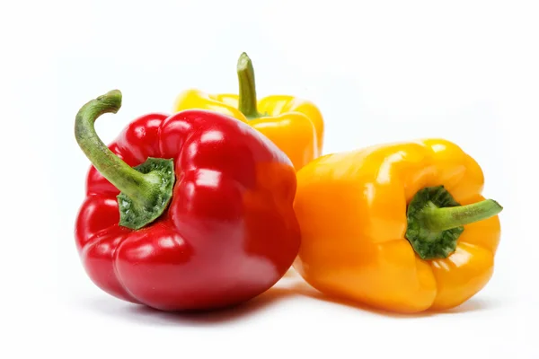 Здоровое питание. Свежие овощи. Перец на белом фоне . — стоковое фото