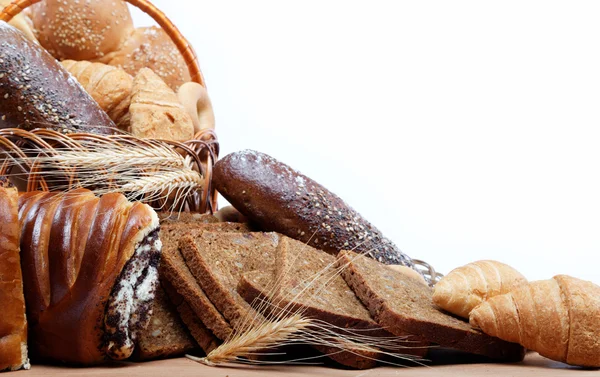 Grote verscheidenheid aan brood, stilleven isoleren op witte achtergrond — Stockfoto