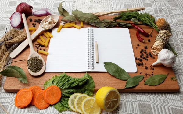 Cuaderno para recetas y especias sobre tabla de madera —  Fotos de Stock