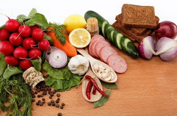 Gezonde voeding. verse groenten en fruit op een houten tafel. — Stockfoto