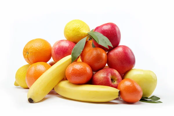 Свіжі цитрусові фрукти ізольовані на білому тлі . — стокове фото