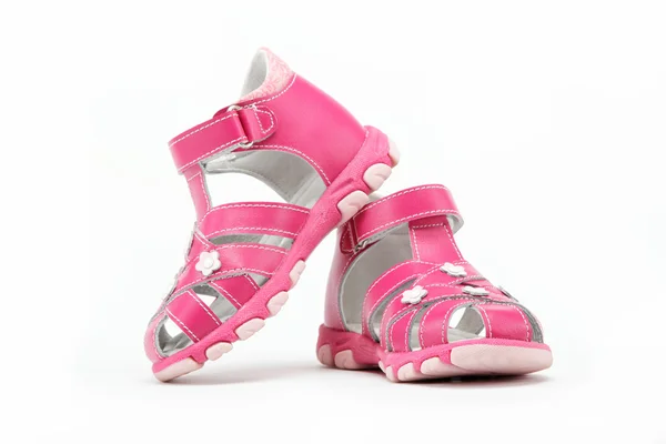 Rosa barns sandaler isolerade på vitt — Stockfoto