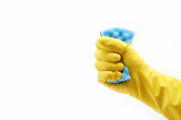 Main avec gant en caoutchouc et éponge de nettoyage sur fond blanc — Photo
