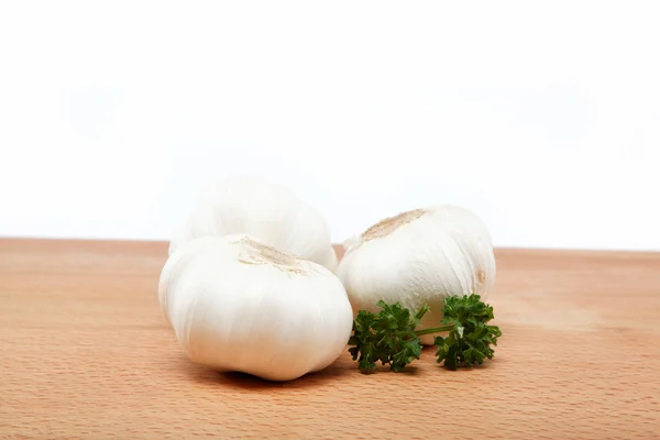Garlic bulb isolated on wooden table. — Stock Photo, Image