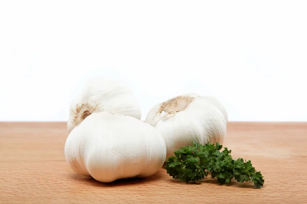 Garlic bulb isolated on wooden table. — Stock Photo, Image