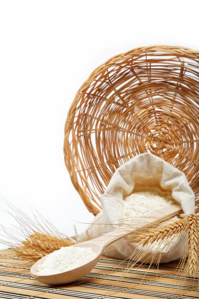 Harina y grano de trigo con cuchara de madera sobre una mesa de madera . —  Fotos de Stock