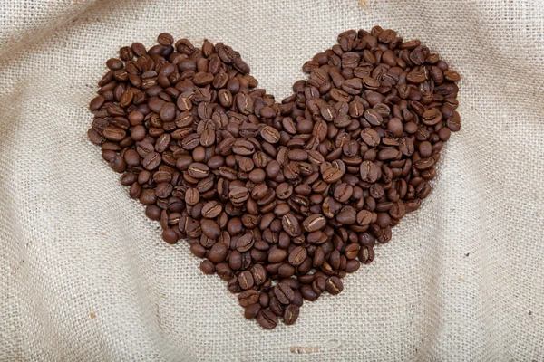 Cuore dei chicchi di caffè su licenziamento — Foto Stock