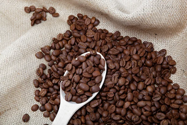 コーヒー豆と略奪で木のスプーン. — ストック写真
