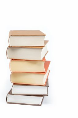 Beyaz arkaplanda bir yığın kitap.