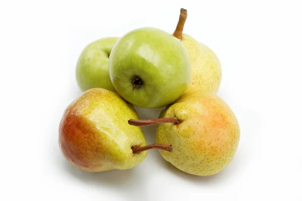 Pêras e maçã isoladas sobre fundo branco — Fotografia de Stock