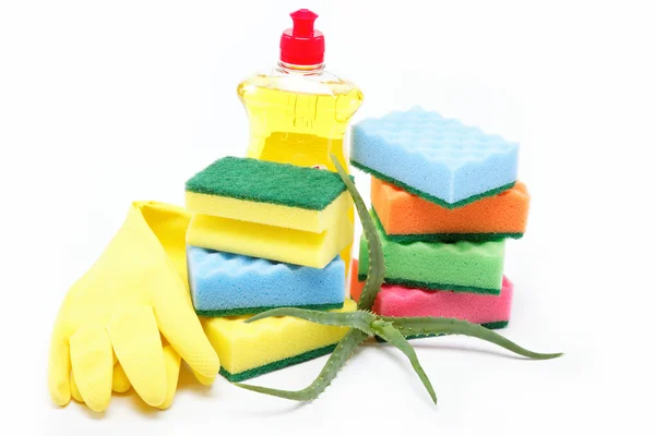 Láhev čisticího prostředku, gumové rukavice a čisticí houbička na bílé b — Stock fotografie