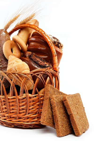 Grande variedade de pão, ainda vida isolada em uma mesa de madeira ove — Fotografia de Stock