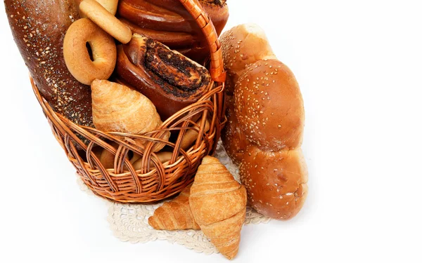 Gran variedad de pan, bodegón aislado en una mesa de madera ove —  Fotos de Stock