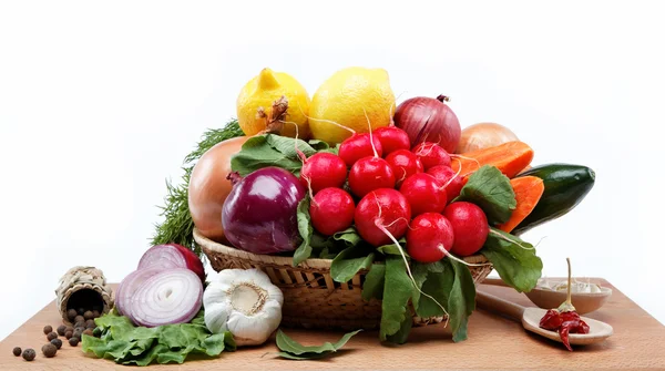 Cibo sano. Verdure fresche e frutta su tavola di legno . — Foto Stock