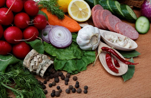 Comida saludable. Verduras frescas y frutas en una mesa de madera . —  Fotos de Stock
