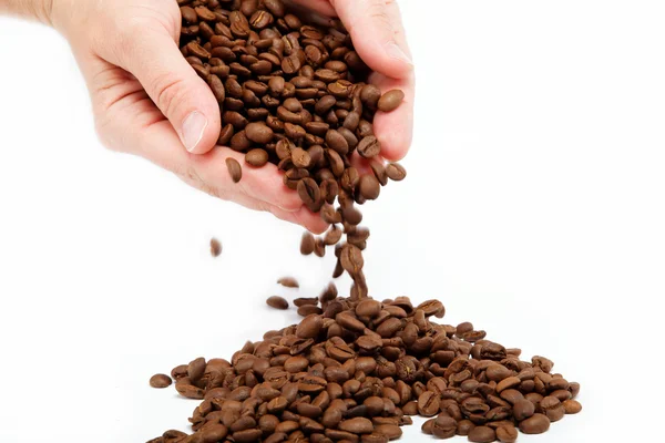 コーヒー豆、白で隔離される女性の手. — ストック写真