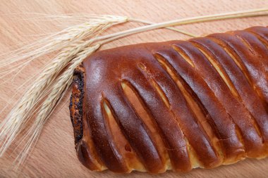 ahşap bir masa üzerinde haşhaş tohumu ile Strudel.