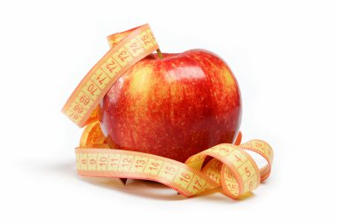 Kırmızı elma ve beyaz arka plan üzerinde ölçüm bandı.