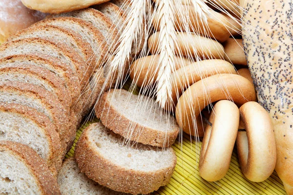 Frisches Brot auf einer Bambusserviette. — Stockfoto