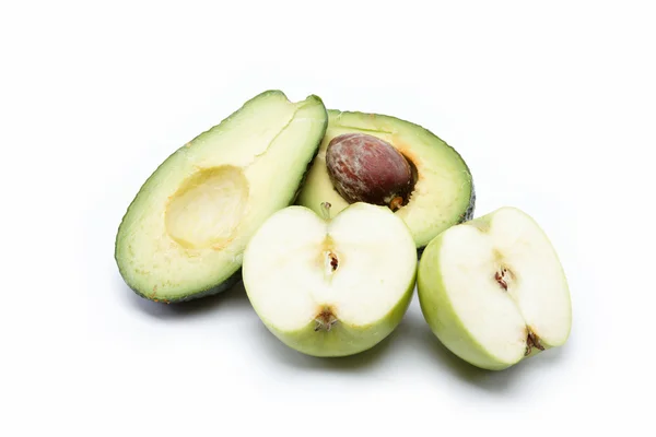 Färsk frukt. Apple och avokado halverats, isolerad på en vit — Stockfoto