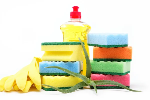 Waschmittelflasche, Gummihandschuhe und Reinigungsschwamm auf weißem B — Stockfoto