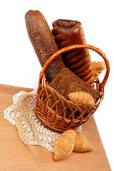 Велика різноманітність хліба, натюрморт ізольовано на білому тлі — стокове фото