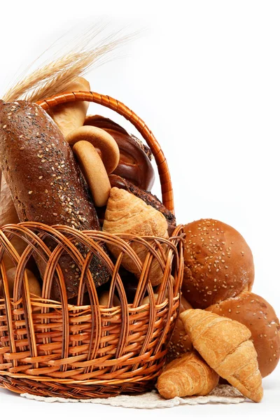 Grande variedade de pão, ainda vida isolada no fundo branco — Fotografia de Stock