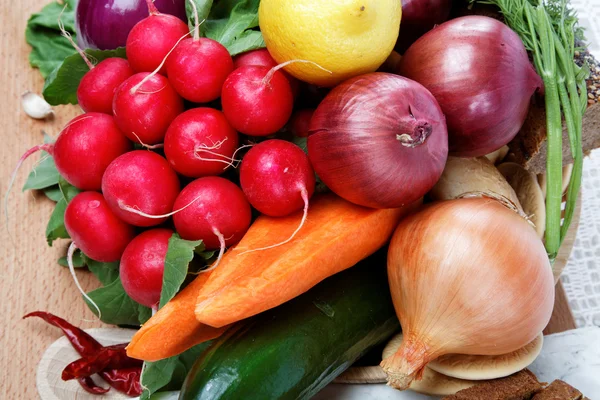 Comida saludable. Verduras frescas y frutas en una tabla de madera . —  Fotos de Stock
