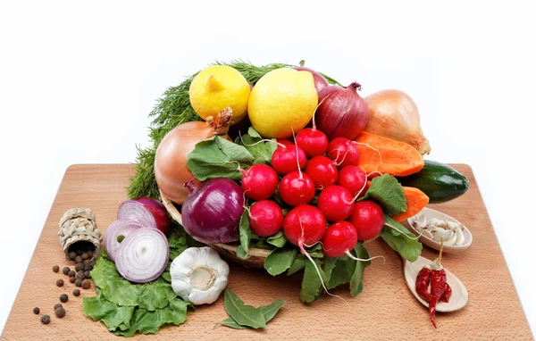 Здорова їжа. Свіжі овочі та фрукти на дерев'яній дошці . — стокове фото