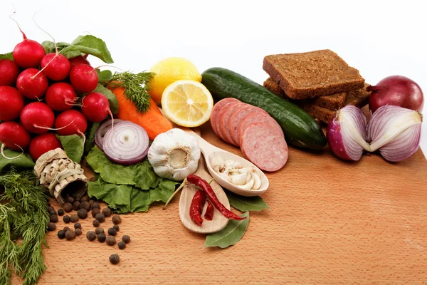 Une nourriture saine. Légumes et fruits frais sur une planche de bois . — Photo