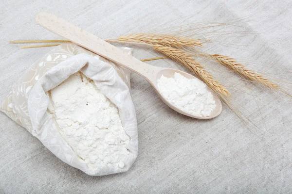 Flour and wheat grain on sackcloth — Stock Photo, Image