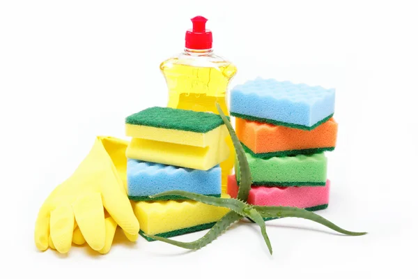 Garrafa de detergente, luvas de borracha e esponja de limpeza em um b branco — Fotografia de Stock