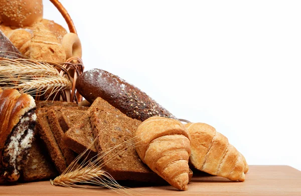 Große Auswahl an Brot, Stillleben isoliert auf einem Holztisch — Stockfoto