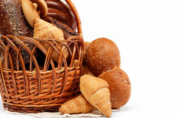 Gran variedad de pan, bodegón aislado en una mesa de madera ove —  Fotos de Stock