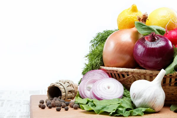 健康食品。新鲜的蔬菜和水果在木板上. — 图库照片